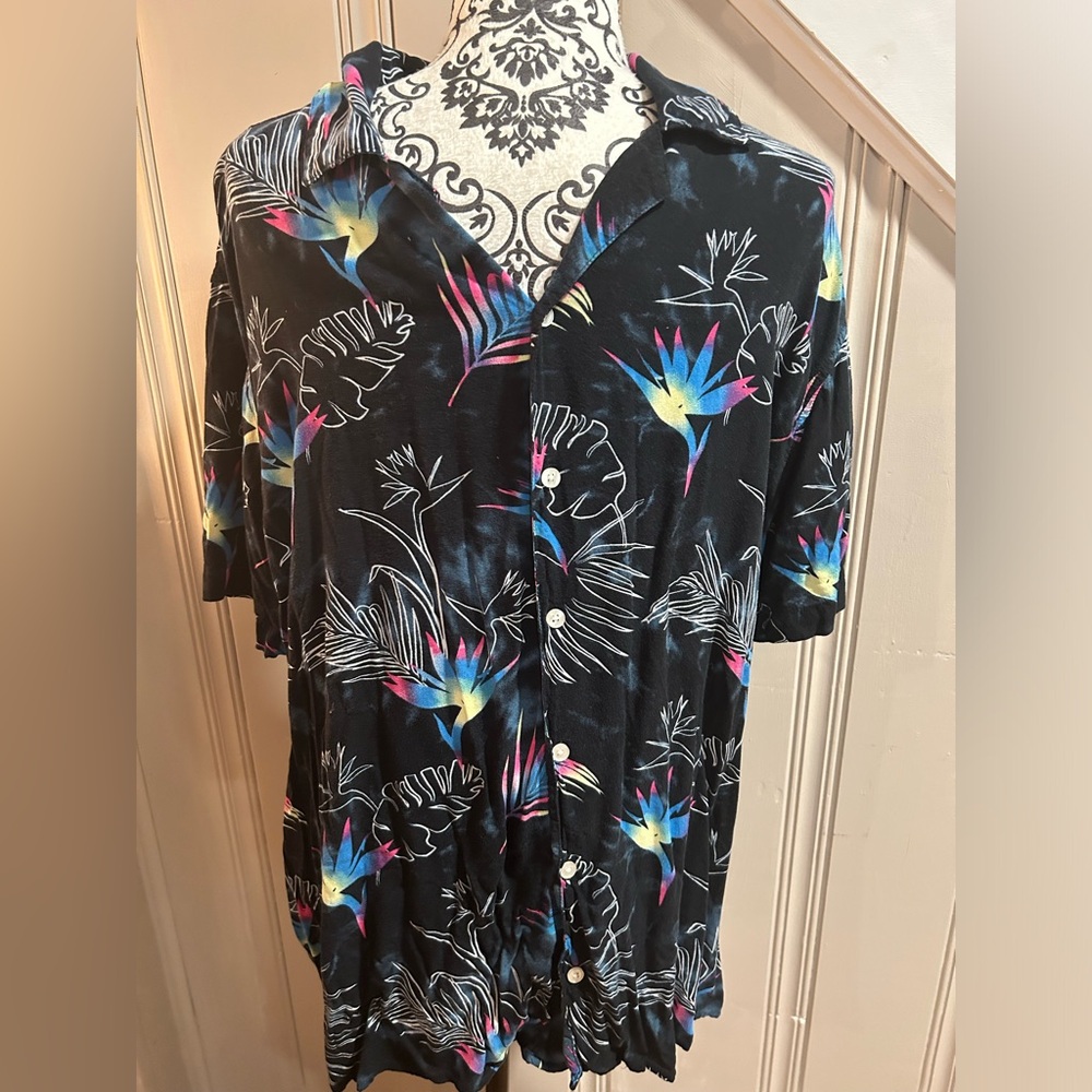 Men’s Short Sleeve  Button Up Shirt.  Tropical Print XL